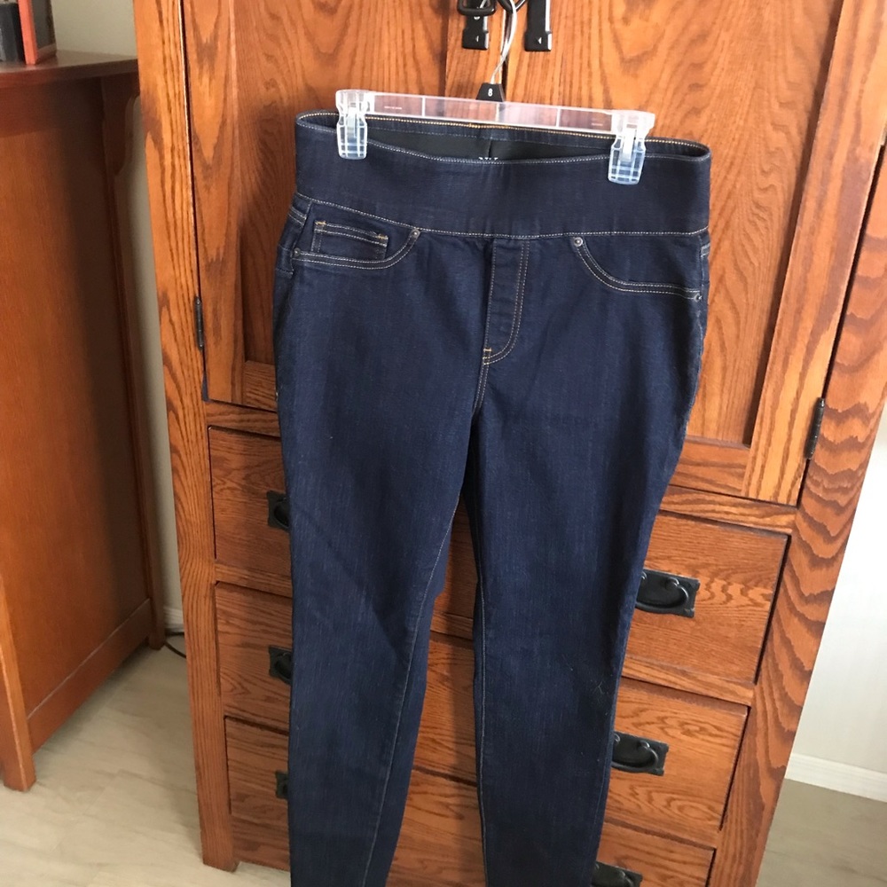 New without tag, pull on feel good jeans.